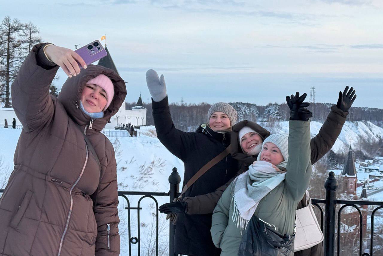 Друзья, отличный пример того, как можно активно и душевно провести зимние дни! Друзья, отличный пример того, как можно активно и душевно провести зимние дни!