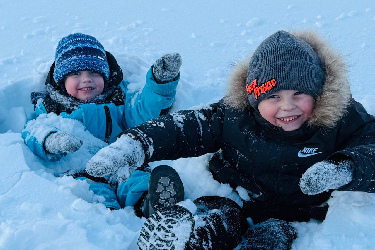 Друзья, отличный пример того, как можно активно и душевно провести зимние дни!