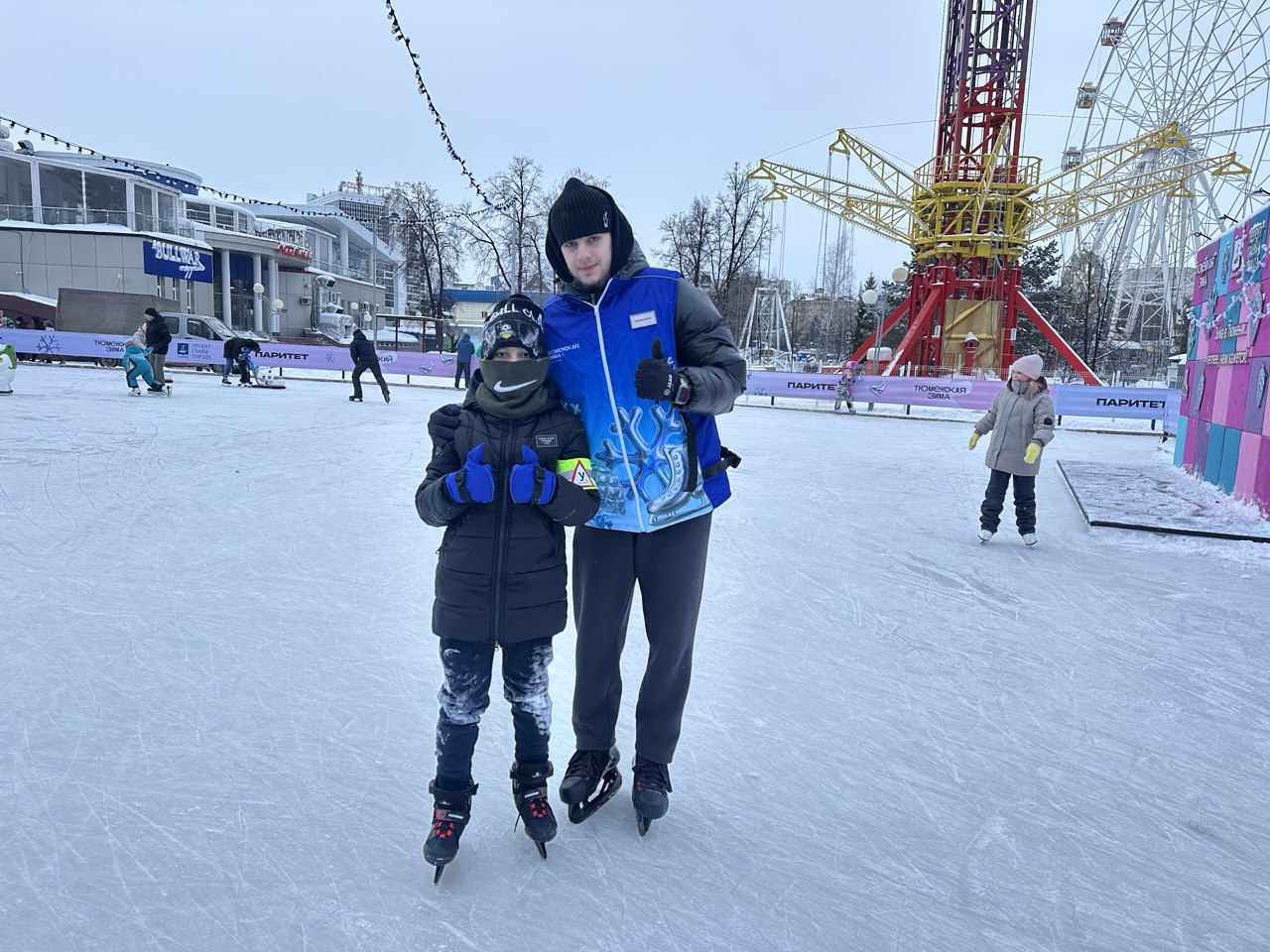 На льду с уверенностью. Инструктор по катанию спортивной школы «Рубин» Игнат Романенко всегда на своём посту На льду с уверенностью. Инструктор по катанию спортивной школы «Рубин» Игнат Романенко всегда на своём посту