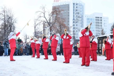 Весёлый Дедморобус снова радовал горожан