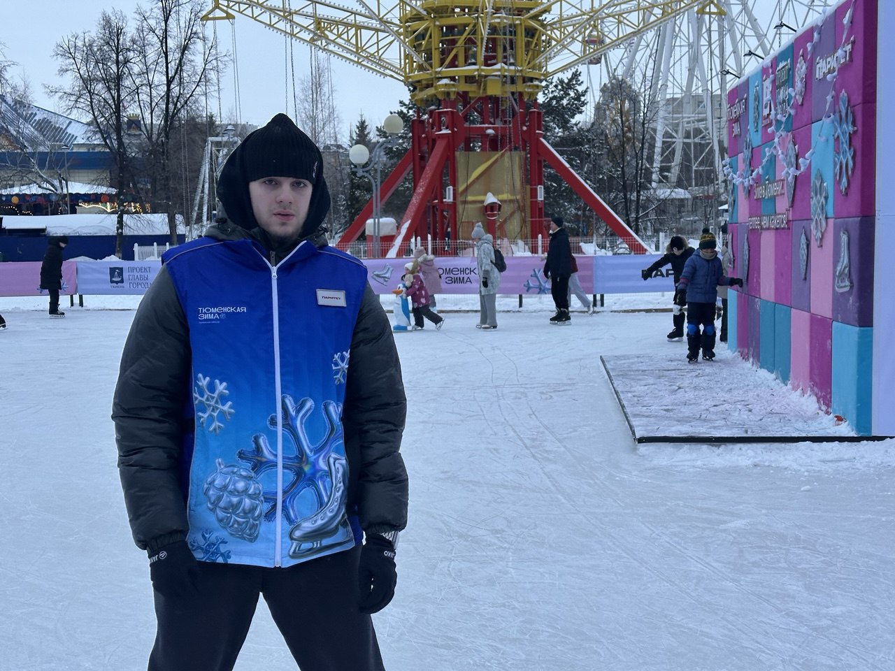 На льду с уверенностью. Инструктор по катанию спортивной школы «Рубин» Игнат Романенко всегда на своём посту На льду с уверенностью. Инструктор по катанию спортивной школы «Рубин» Игнат Романенко всегда на своём посту