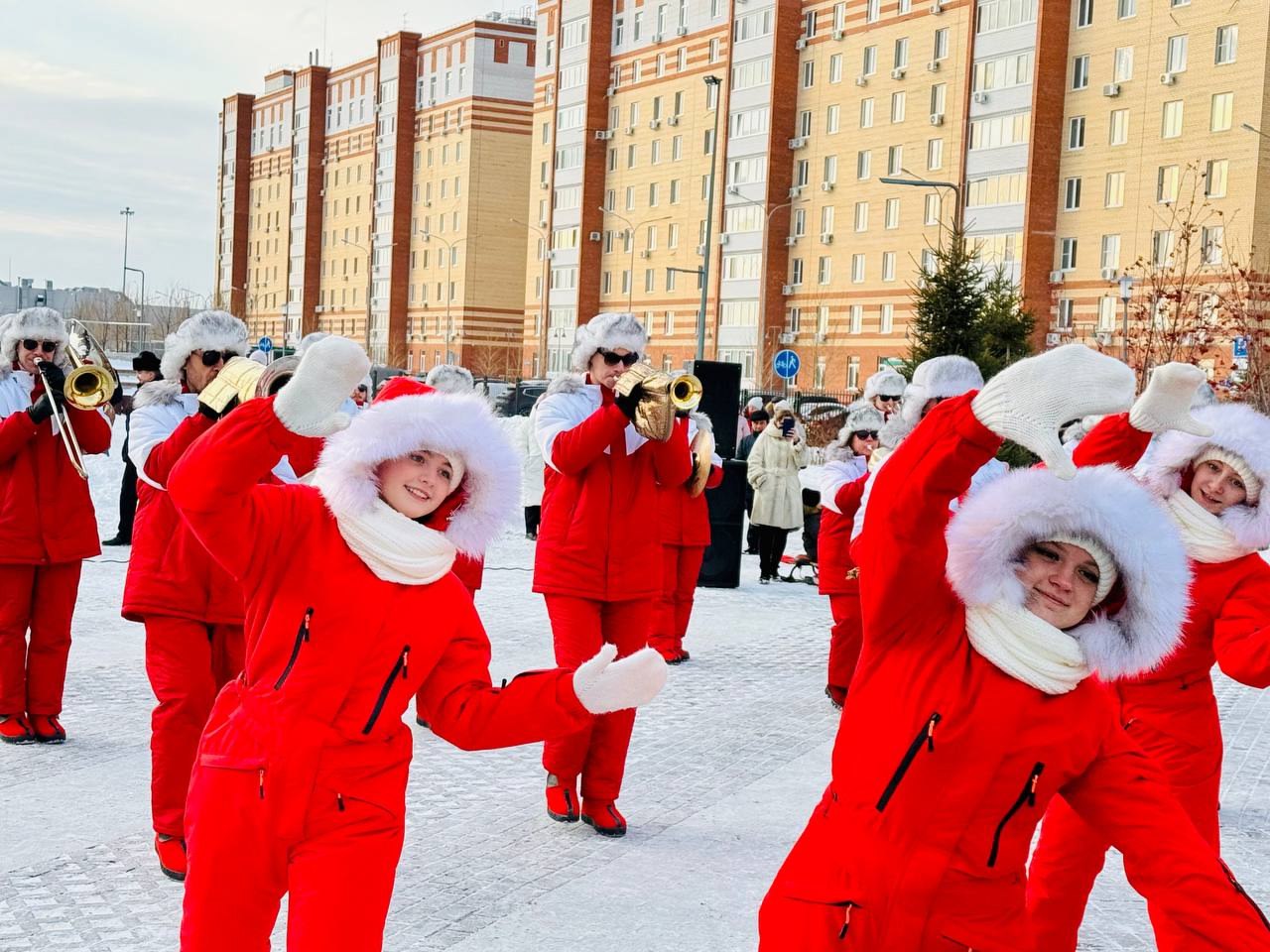 ДедМоробус едет. Завтра, 4 января, он вновь продолжит свое праздничное путешествие по нашему городу