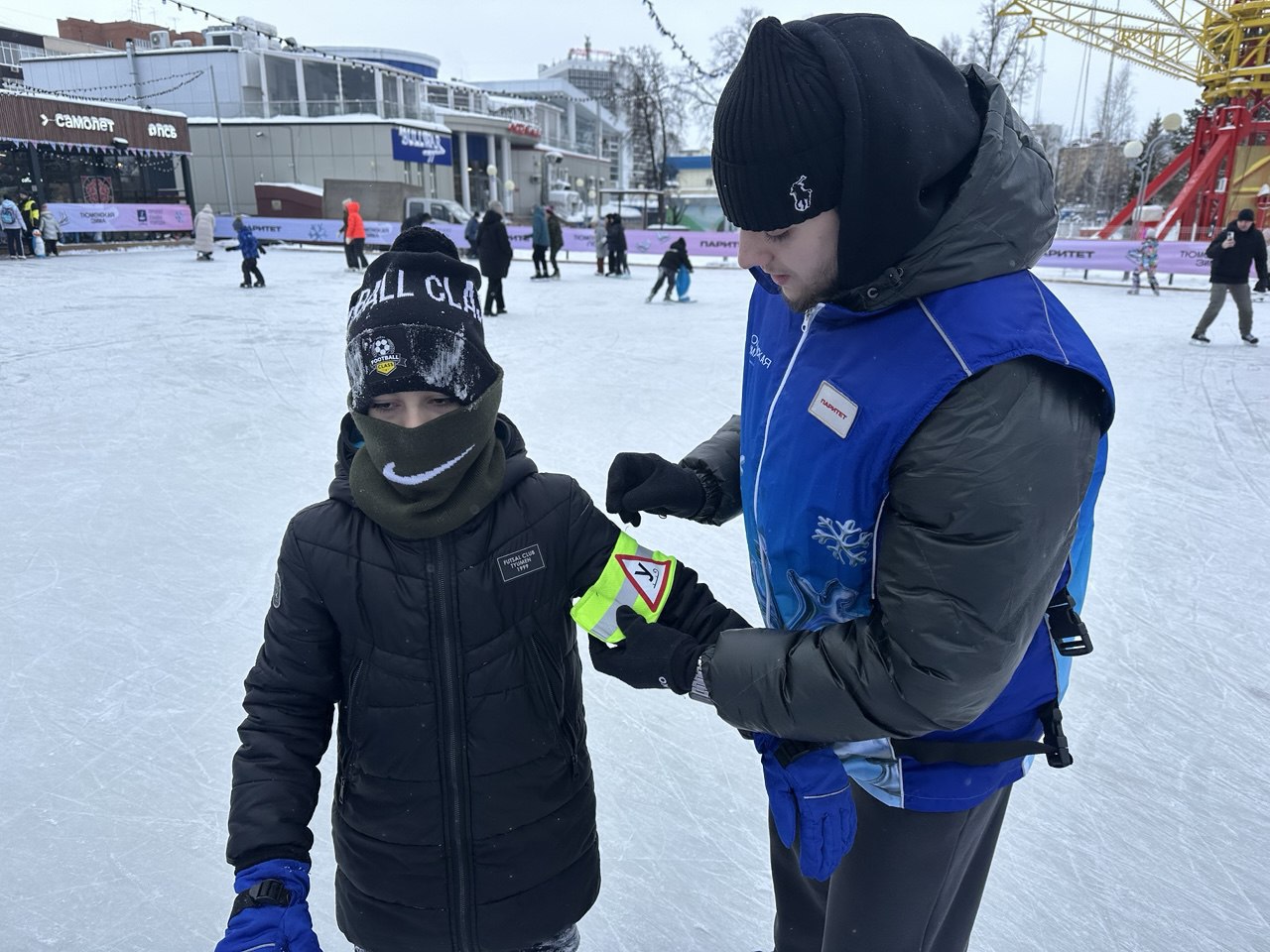 На льду с уверенностью. Инструктор по катанию спортивной школы «Рубин» Игнат Романенко всегда на своём посту На льду с уверенностью. Инструктор по катанию спортивной школы «Рубин» Игнат Романенко всегда на своём посту