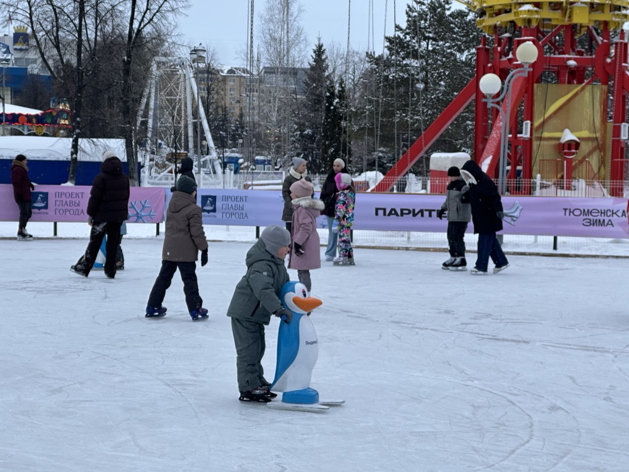 На льду с уверенностью. Инструктор по катанию спортивной школы «Рубин» Игнат Романенко всегда на своём посту На льду с уверенностью. Инструктор по катанию спортивной школы «Рубин» Игнат Романенко всегда на своём посту