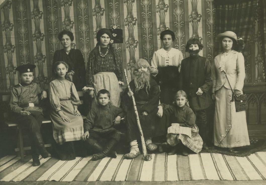 "Рождество тюменцы провели как и все добропорядочные россияне: объедались, опивались, делали визиты, смотрели в окна, скучали"