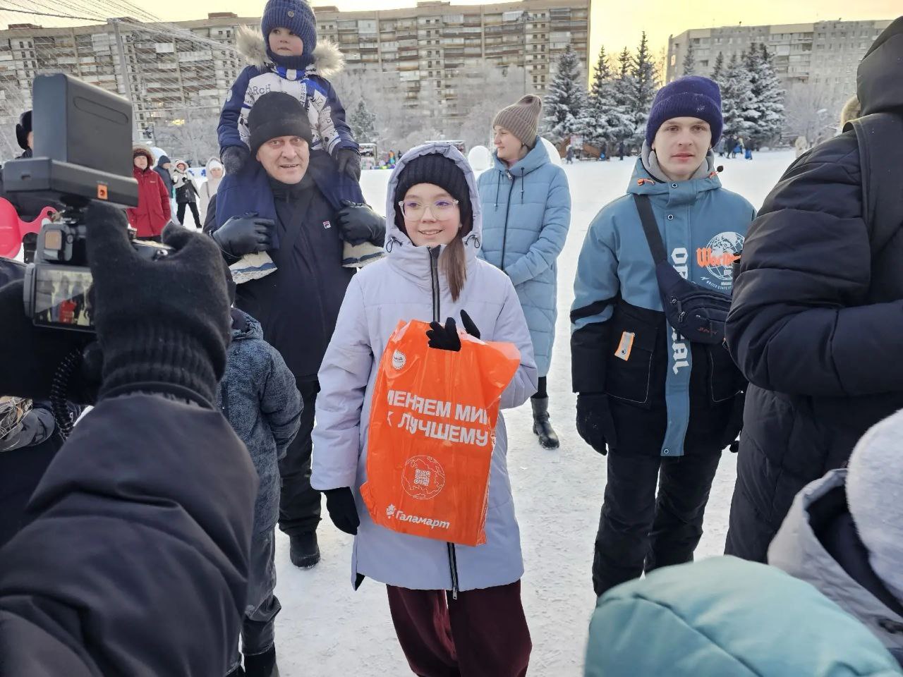 В солнечный январский день на площади 400-летия Тюмени гремела удаль молодецкая да царил веселый смех