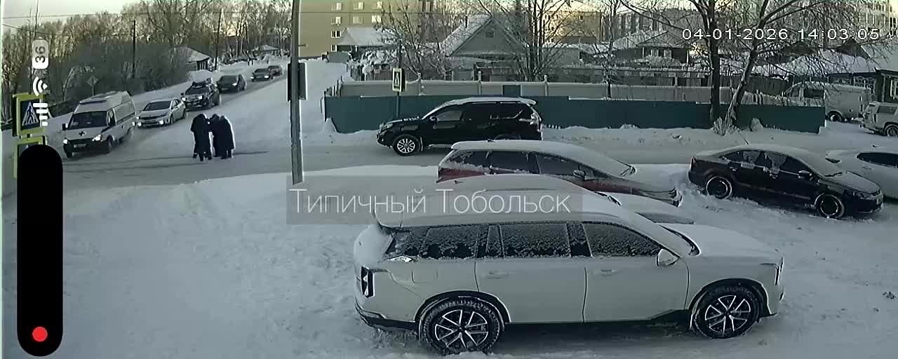 Такое, иначе как «ЧУДО», не назовешь: пожилой тоболяк упал, переходя дорогу по «зебре», через секунду ему уже оказывали помощь медики скорой