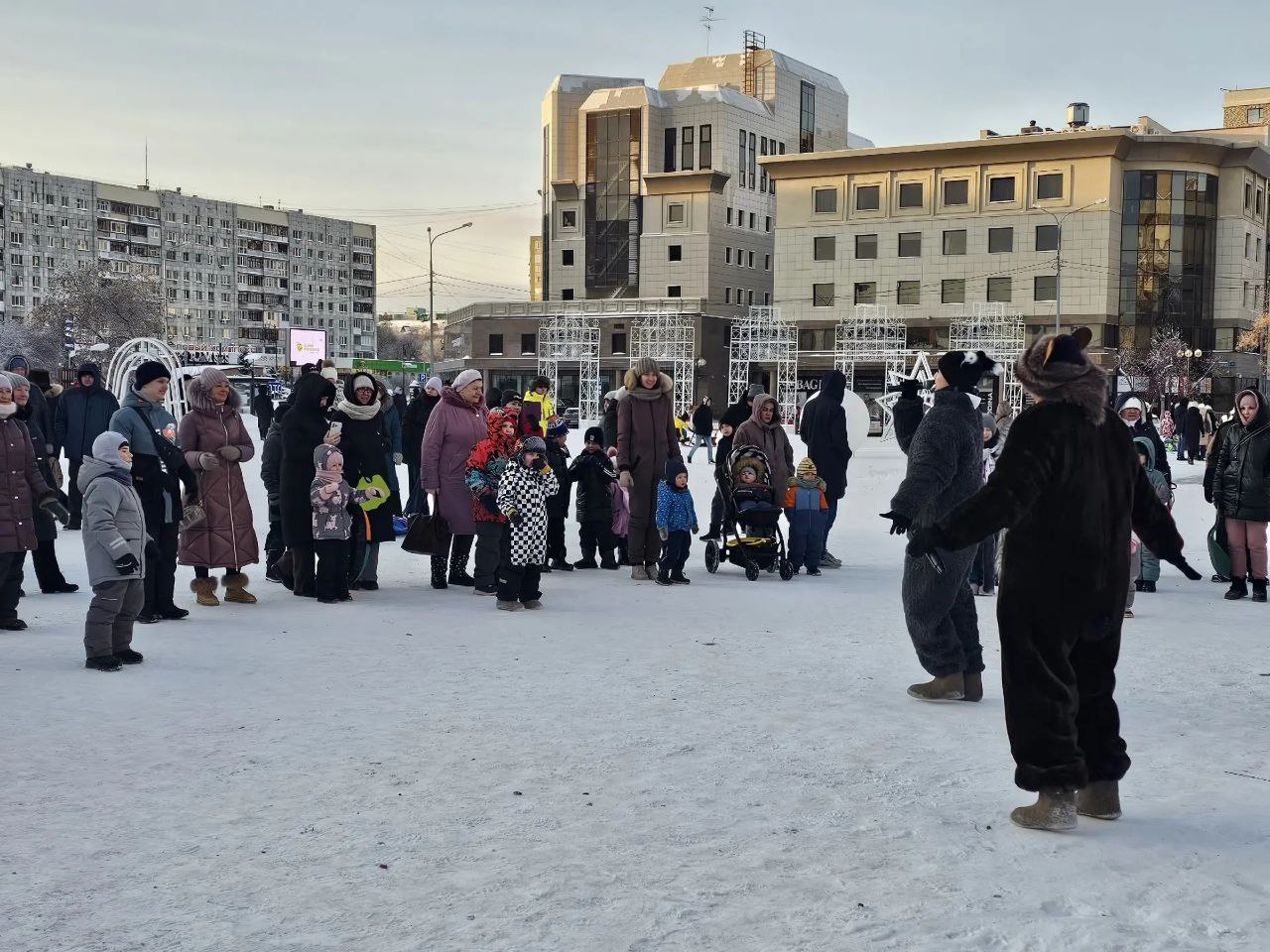 В солнечный январский день на площади 400-летия Тюмени гремела удаль молодецкая да царил веселый смех В солнечный январский день на площади 400-летия Тюмени гремела удаль молодецкая да царил веселый смех