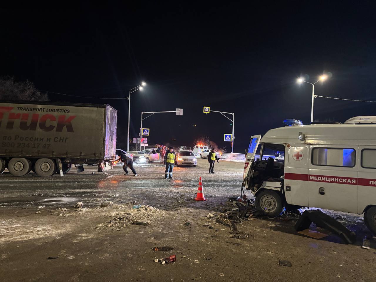 Пациент погиб в машине скорой помощи, в которую влетела фура Пациент погиб в машине скорой помощи, в которую влетела фура