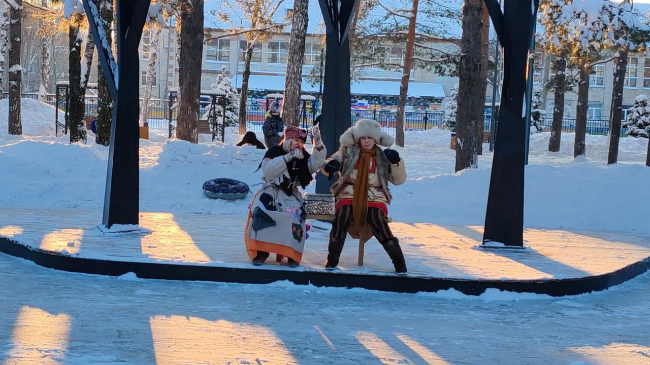 Праздничное настроение подарил Новогодний патруль горожанам в Школьном сквере Праздничное настроение подарил Новогодний патруль горожанам в Школьном сквере