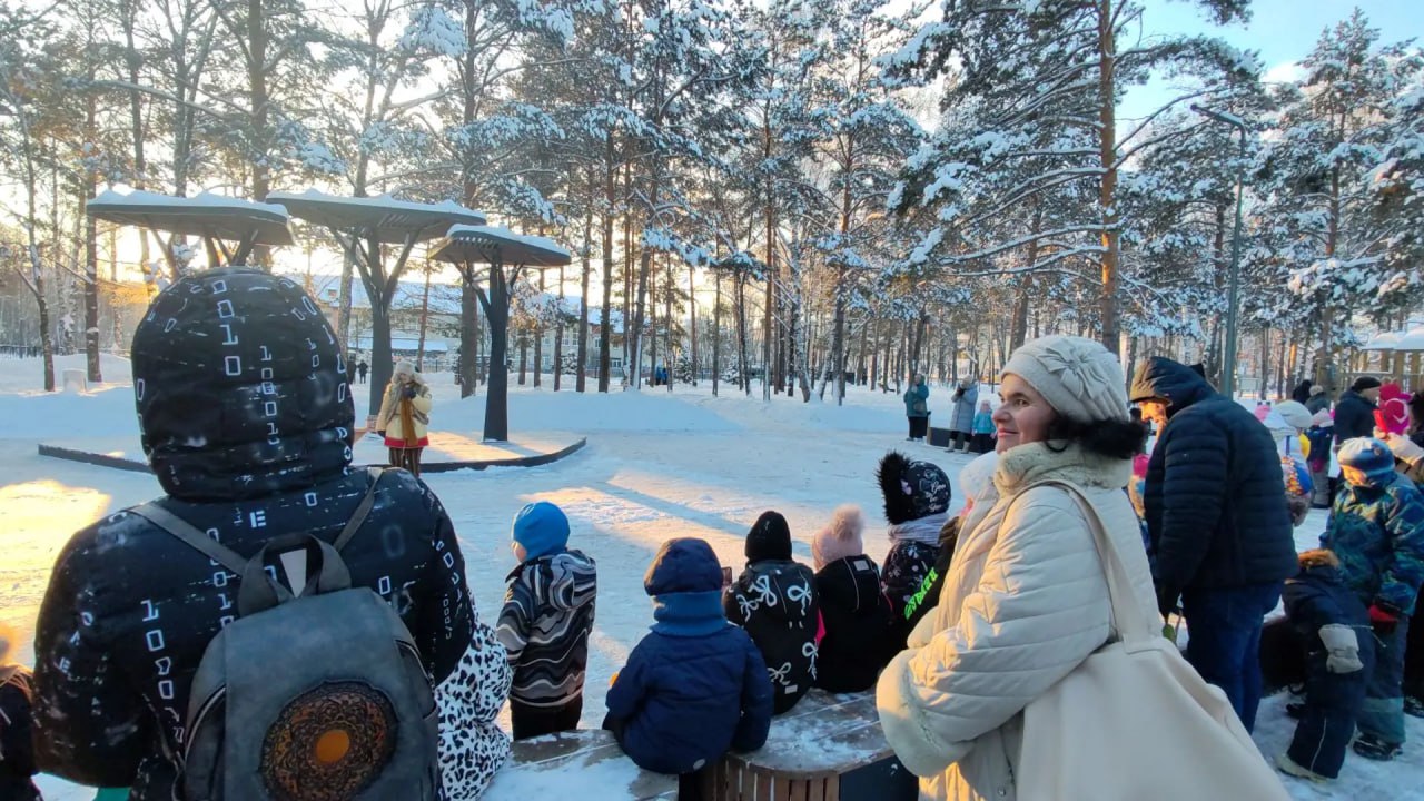 Праздничное настроение подарил Новогодний патруль горожанам в Школьном сквере Праздничное настроение подарил Новогодний патруль горожанам в Школьном сквере