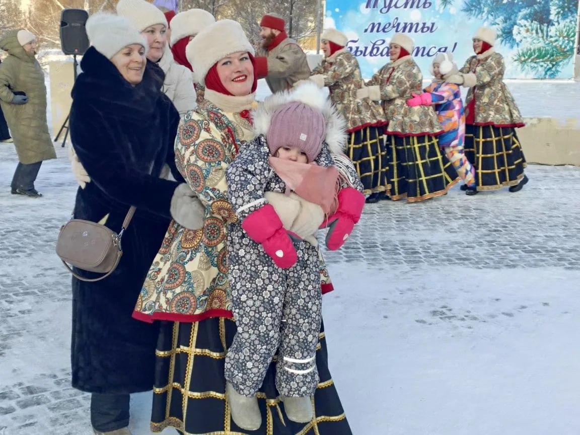 Сегодня, 6 января, в сквере Казачьи луга приключилось первое из рождественских чудес, запланированных Центром русской культуры — театрализованная игровая программа «Рождество стучится в дом»!