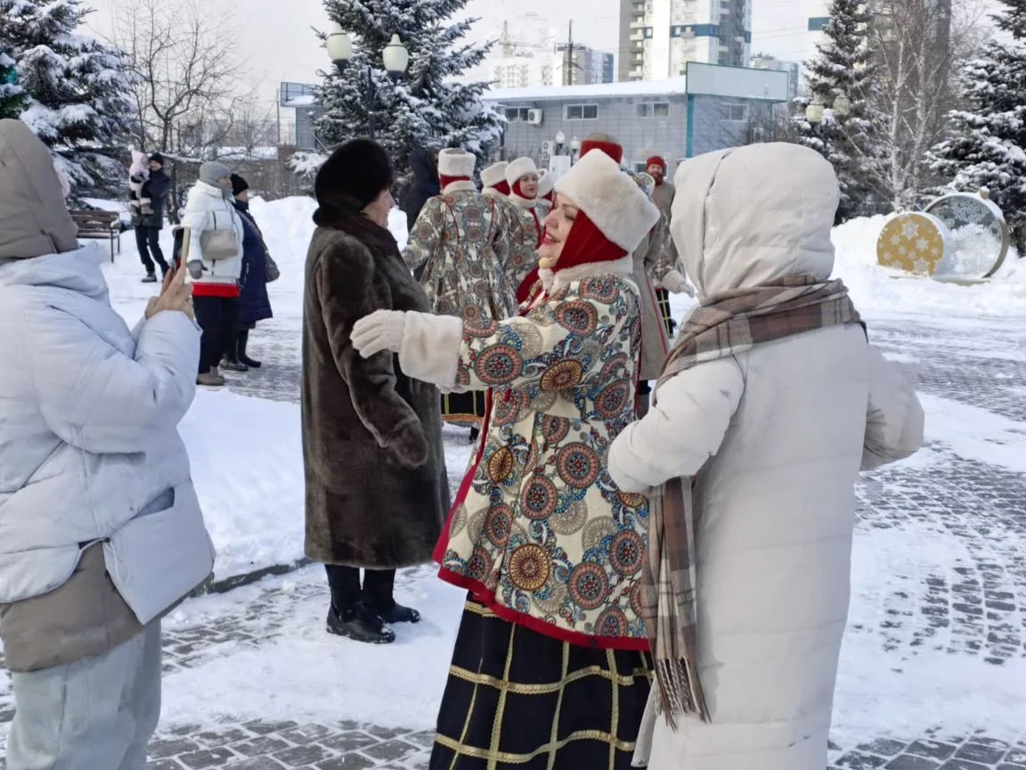 Сегодня, 6 января, в сквере Казачьи луга приключилось первое из рождественских чудес, запланированных Центром русской культуры — театрализованная игровая программа «Рождество стучится в дом»! Сегодня, 6 января, в сквере Казачьи луга приключилось первое из рождественских чудес, запланированных Центром русской культуры — театрализованная игровая программа «Рождество стучится в дом»!