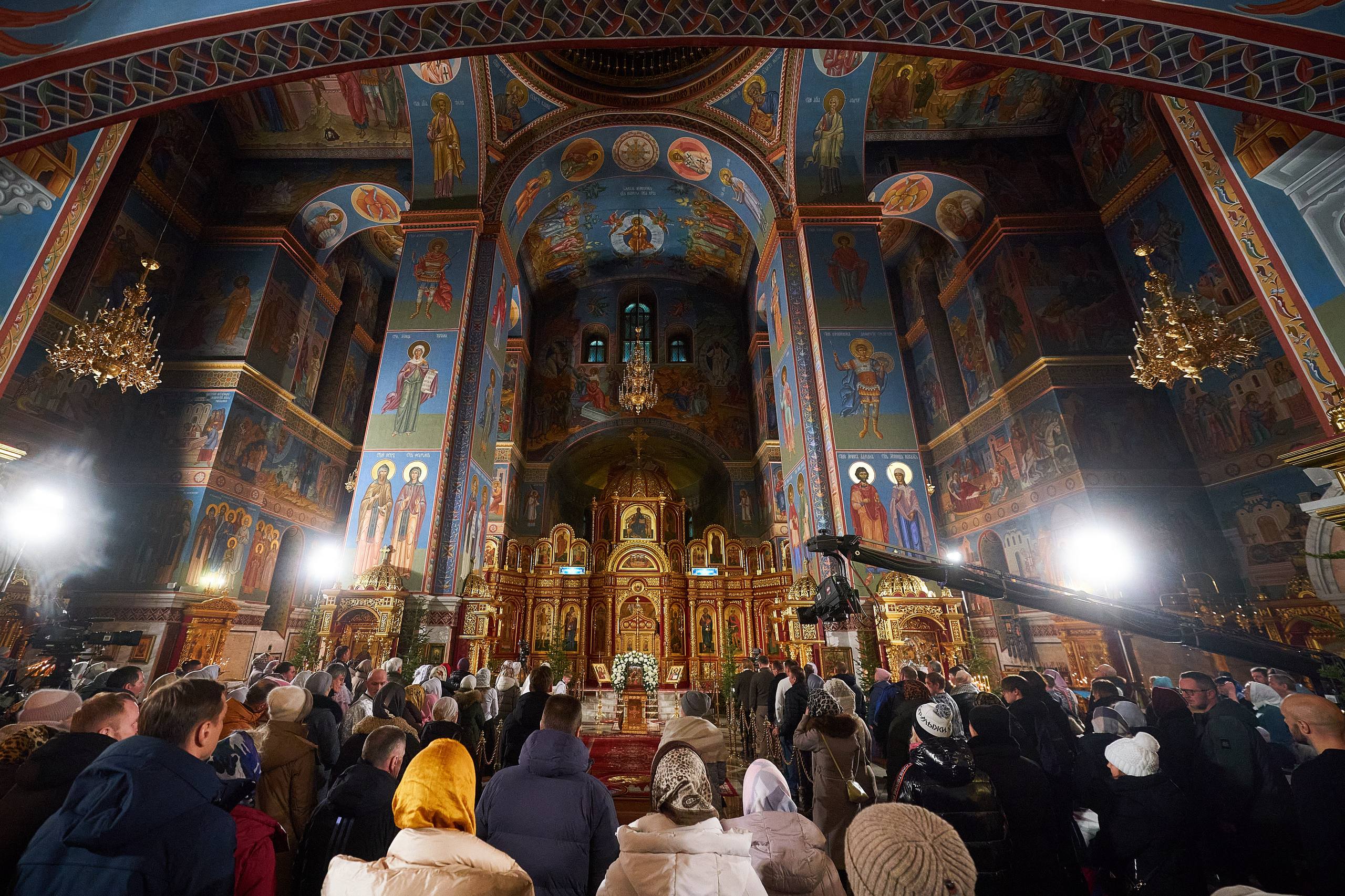 Руслан Кухарук: Дорогие друзья, от всего сердца поздравляю вас с Рождеством Христовым! Разделил радость праздника с земляками на ночной службе в Воскресенском кафедральном соборе Ханты-Мансийска. Руслан Кухарук: Дорогие друзья, от всего сердца поздравляю вас с Рождеством Христовым! Разделил радость праздника с земляками на ночной службе в Воскресенском кафедральном соборе Ханты-Мансийска.