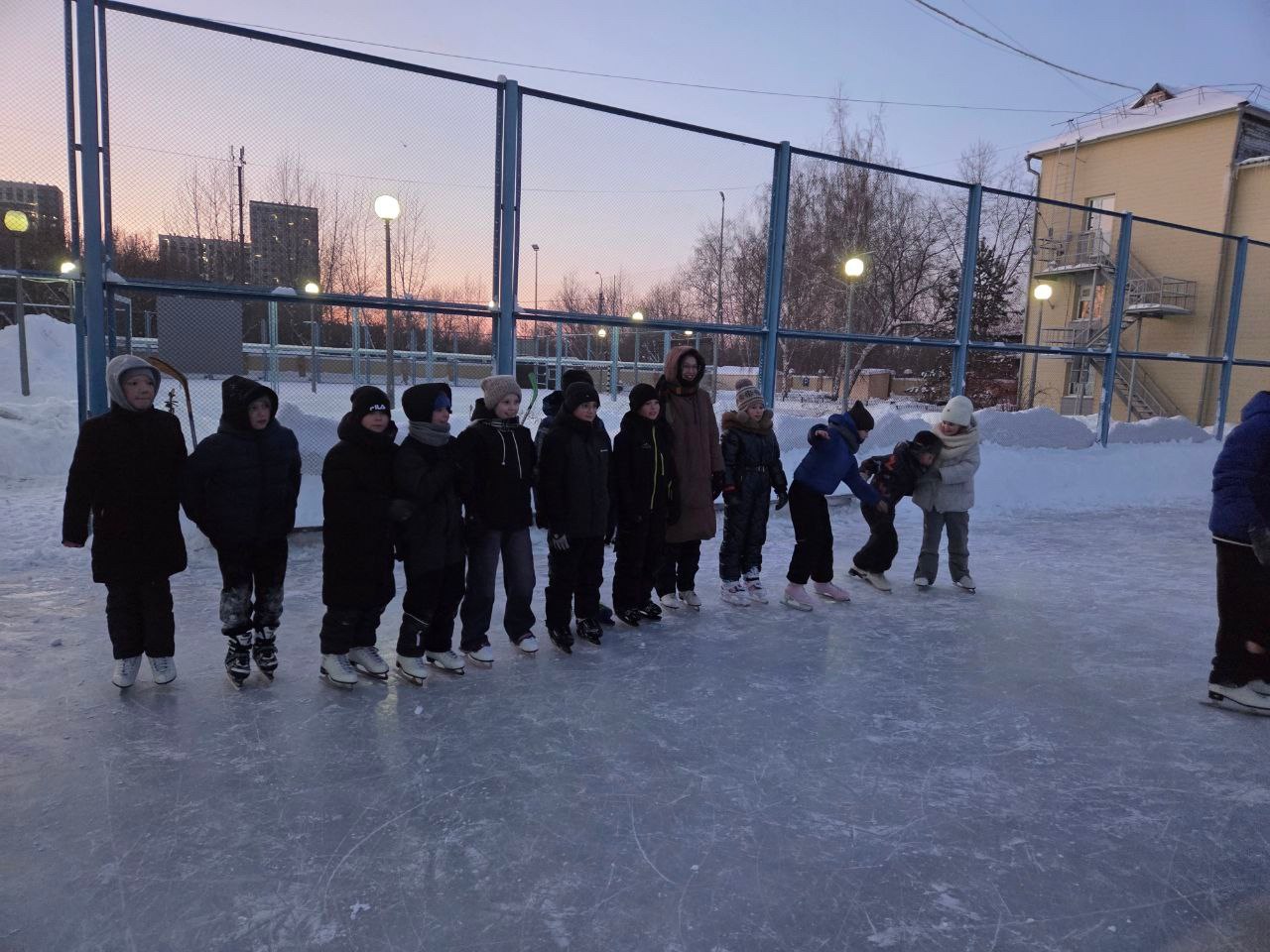 В спортивной школе «Тура» с успехом прошло массовое катание на коньках — яркое событие, которое подарило участникам заряд бодрости и праздничное настроение В спортивной школе «Тура» с успехом прошло массовое катание на коньках — яркое событие, которое подарило участникам заряд бодрости и праздничное настроение