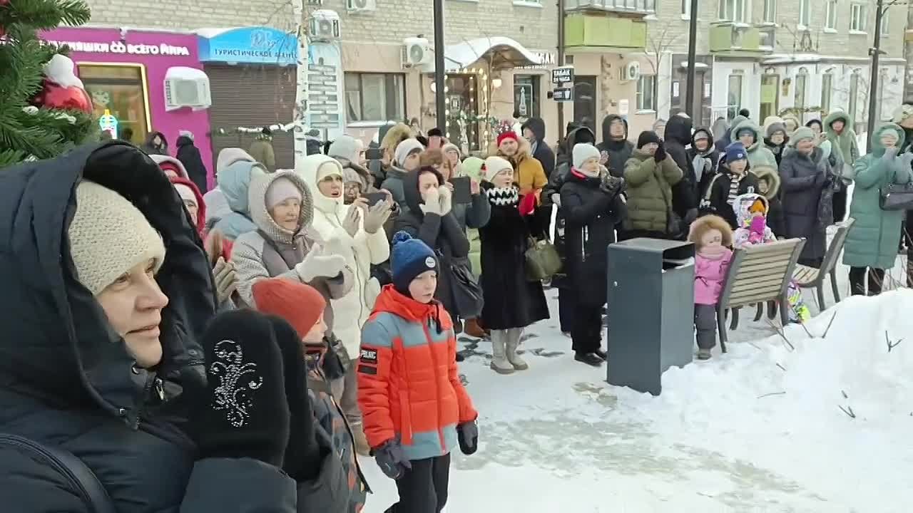 На улице Дзержинского, 34 (Центр деревянного зодчества) развернулась праздничная программа «Рождество шагает по планете — рады взрослые и дети»