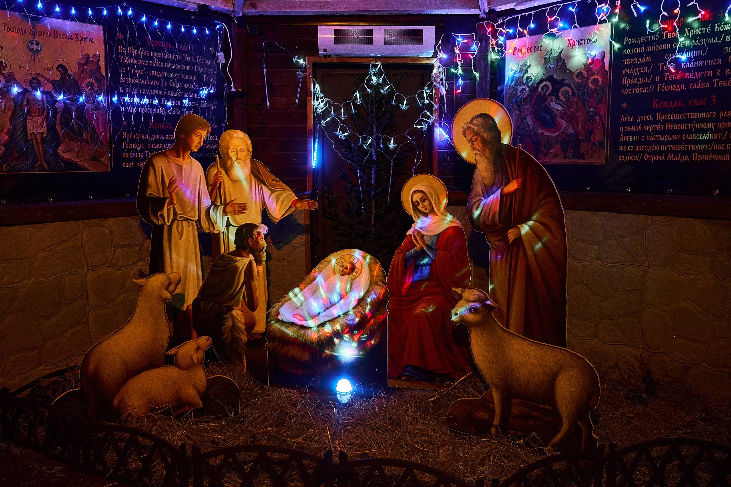 Руслан Кухарук: Дорогие друзья, от всего сердца поздравляю вас с Рождеством Христовым! Разделил радость праздника с земляками на ночной службе в Воскресенском кафедральном соборе Ханты-Мансийска. Руслан Кухарук: Дорогие друзья, от всего сердца поздравляю вас с Рождеством Христовым! Разделил радость праздника с земляками на ночной службе в Воскресенском кафедральном соборе Ханты-Мансийска.