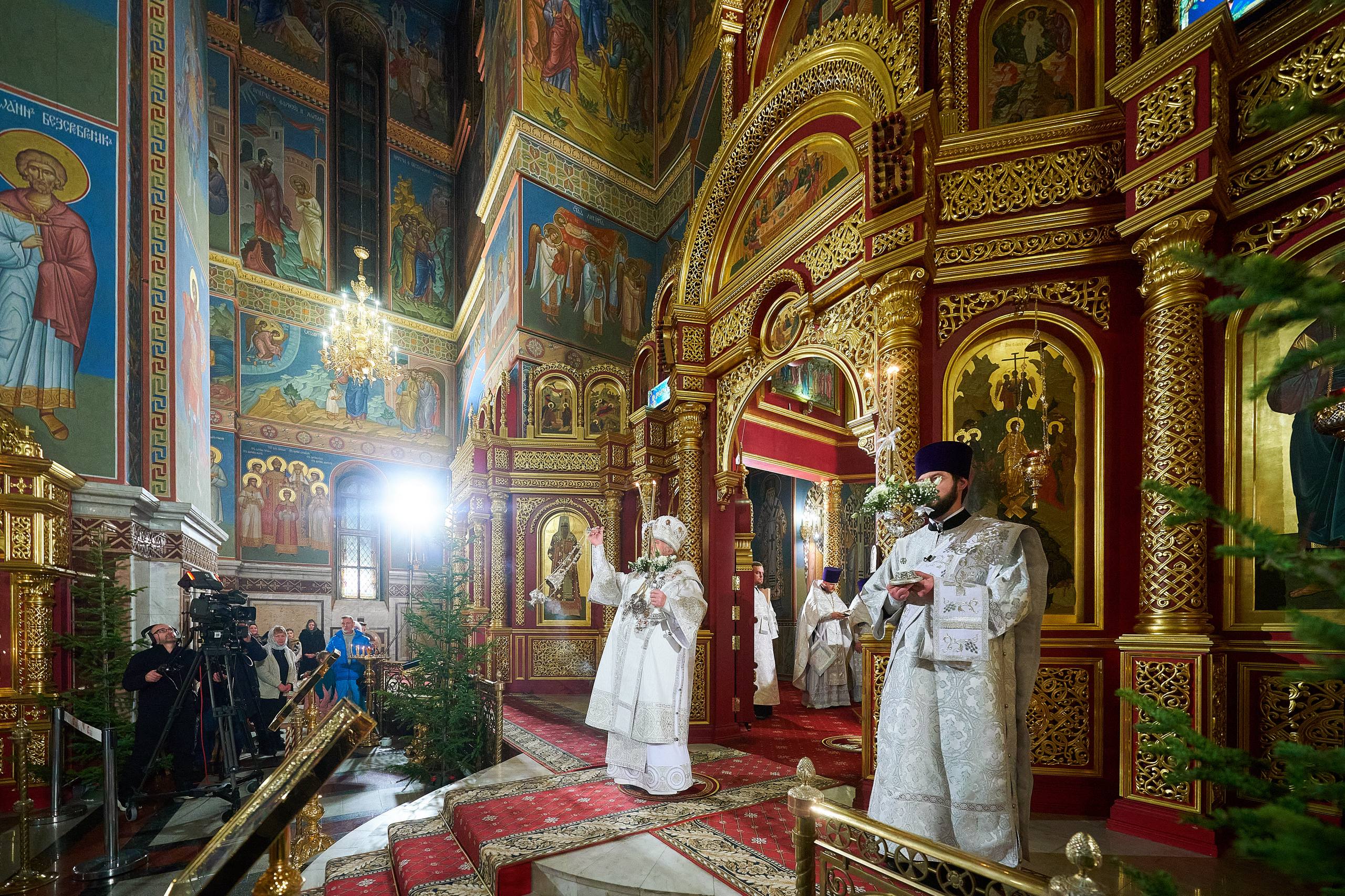 Руслан Кухарук: Дорогие друзья, от всего сердца поздравляю вас с Рождеством Христовым! Разделил радость праздника с земляками на ночной службе в Воскресенском кафедральном соборе Ханты-Мансийска. Руслан Кухарук: Дорогие друзья, от всего сердца поздравляю вас с Рождеством Христовым! Разделил радость праздника с земляками на ночной службе в Воскресенском кафедральном соборе Ханты-Мансийска.