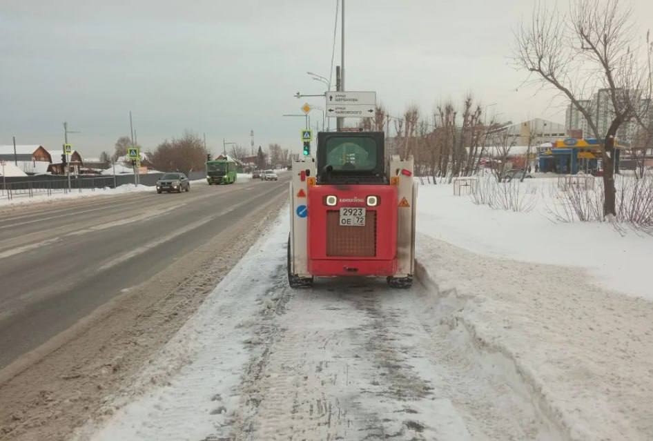 В Тюмени снежно: На уборку уже вышли дорожные службы В Тюмени снежно: На уборку уже вышли дорожные службы