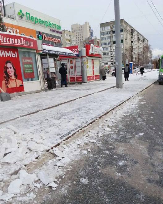 В Тюмени снежно: На уборку уже вышли дорожные службы В Тюмени снежно: На уборку уже вышли дорожные службы