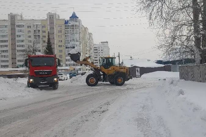В Тобольске техника тоже выехала на улицы города — снега за новогодние праздники намело знатно В Тобольске техника тоже выехала на улицы города — снега за новогодние праздники намело знатно