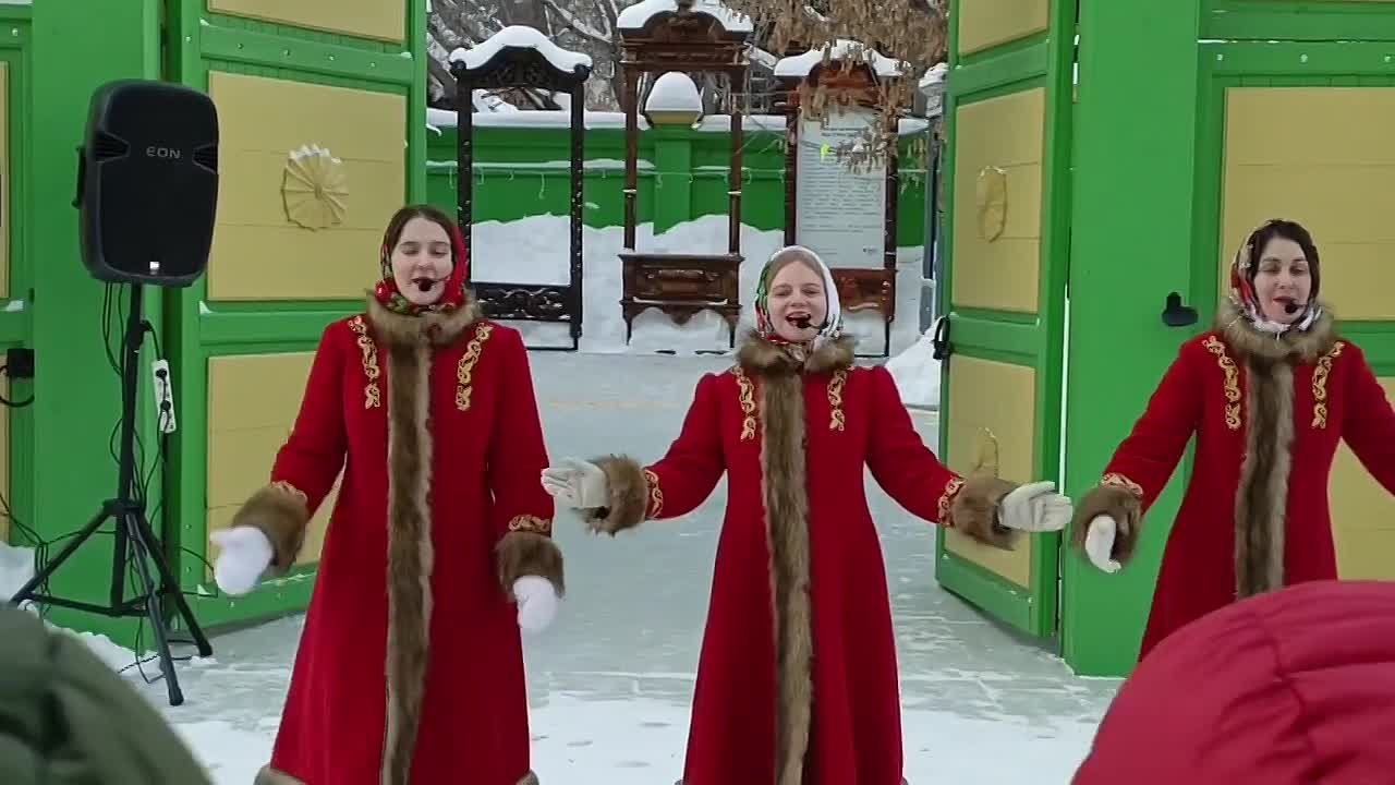 Песни, загадки и веселье. Вчера на территории Центра деревянного зодчества артисты Центра русской культуры провели тематическую программу «Рождество шагает по планете – рады взрослые и дети»