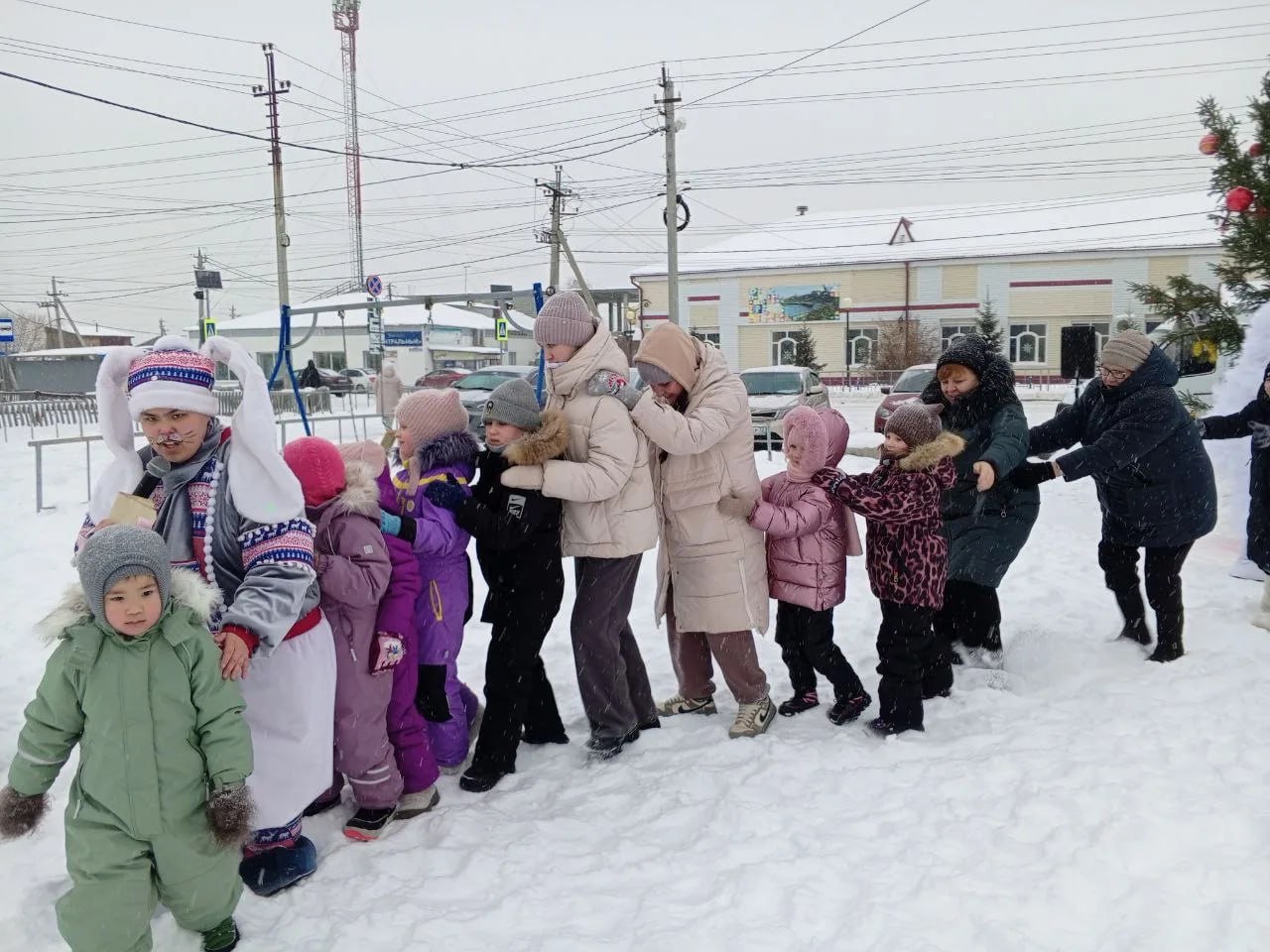 Праздник добра и веселья. Площадка у ДК «Орфей» (ул.С.Шахлина,20) ожила благодаря игровой программе «Зимняя сказка» Ребята играли, шутили, пели и танцевали Праздник добра и веселья. Площадка у ДК «Орфей» (ул.С.Шахлина,20) ожила благодаря игровой программе «Зимняя сказка» Ребята играли, шутили, пели и танцевали