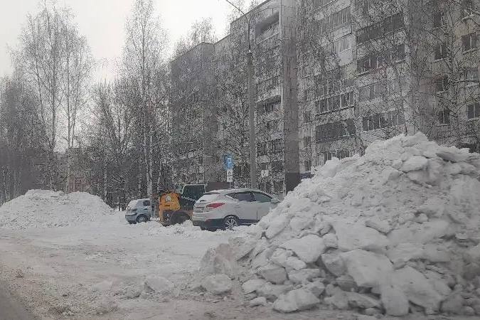 В Тобольске техника тоже выехала на улицы города — снега за новогодние праздники намело знатно В Тобольске техника тоже выехала на улицы города — снега за новогодние праздники намело знатно