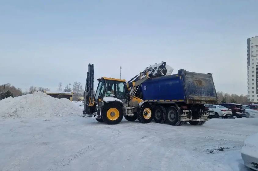 В Тобольске техника тоже выехала на улицы города — снега за новогодние праздники намело знатно В Тобольске техника тоже выехала на улицы города — снега за новогодние праздники намело знатно