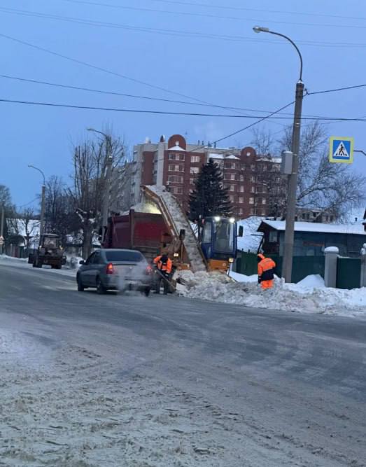 В Тюмени снежно: На уборку уже вышли дорожные службы