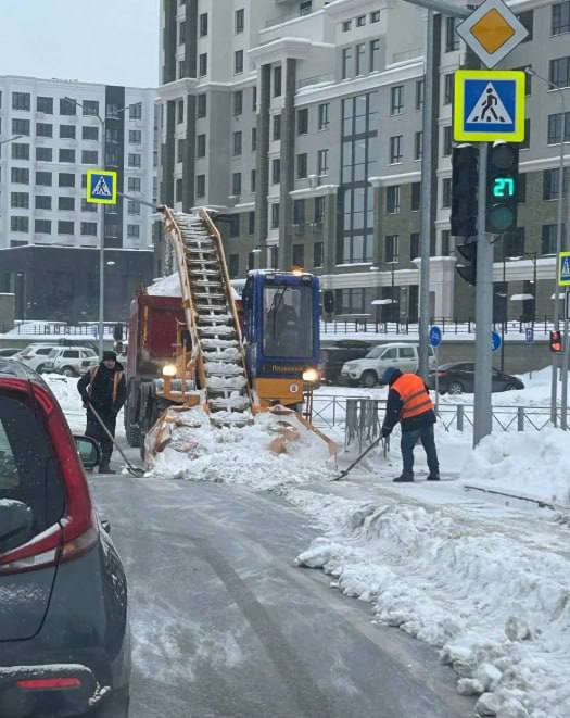 В Тюмени снежно: На уборку уже вышли дорожные службы В Тюмени снежно: На уборку уже вышли дорожные службы
