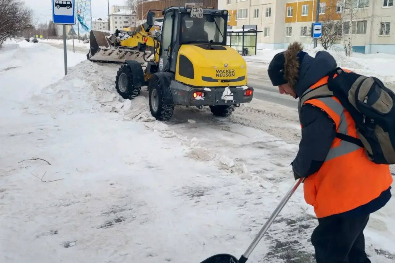 В Тобольске техника тоже выехала на улицы города — снега за новогодние праздники намело знатно В Тобольске техника тоже выехала на улицы города — снега за новогодние праздники намело знатно