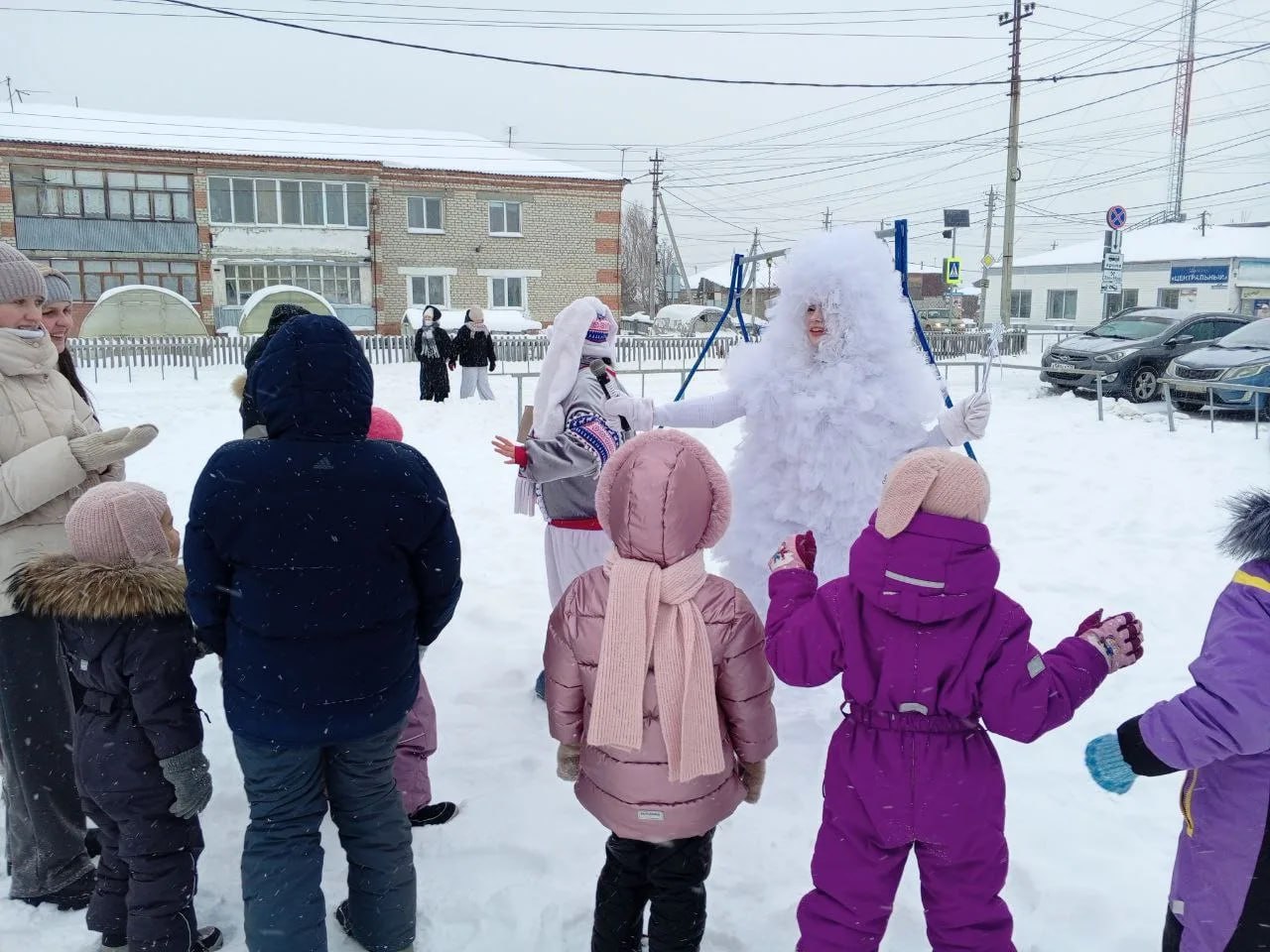 Праздник добра и веселья. Площадка у ДК «Орфей» (ул.С.Шахлина,20) ожила благодаря игровой программе «Зимняя сказка» Ребята играли, шутили, пели и танцевали Праздник добра и веселья. Площадка у ДК «Орфей» (ул.С.Шахлина,20) ожила благодаря игровой программе «Зимняя сказка» Ребята играли, шутили, пели и танцевали