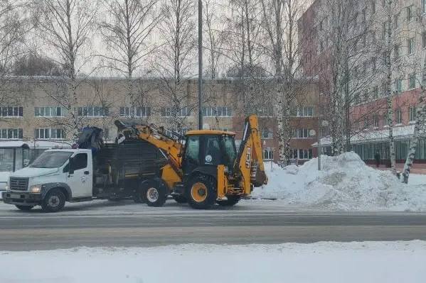 В Тобольске техника тоже выехала на улицы города — снега за новогодние праздники намело знатно В Тобольске техника тоже выехала на улицы города — снега за новогодние праздники намело знатно