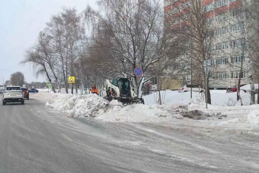 В Тобольске техника тоже выехала на улицы города — снега за новогодние праздники намело знатно В Тобольске техника тоже выехала на улицы города — снега за новогодние праздники намело знатно