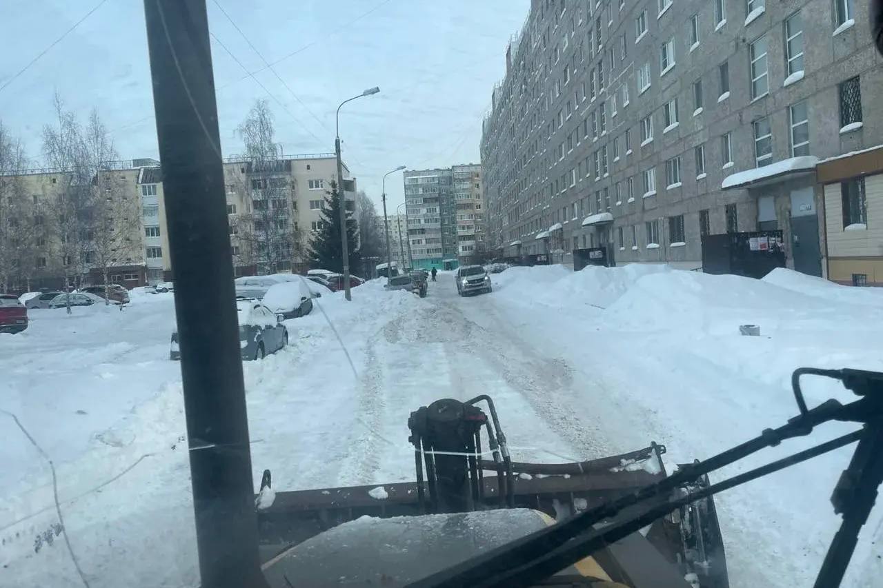 В Тобольске техника тоже выехала на улицы города — снега за новогодние праздники намело знатно В Тобольске техника тоже выехала на улицы города — снега за новогодние праздники намело знатно