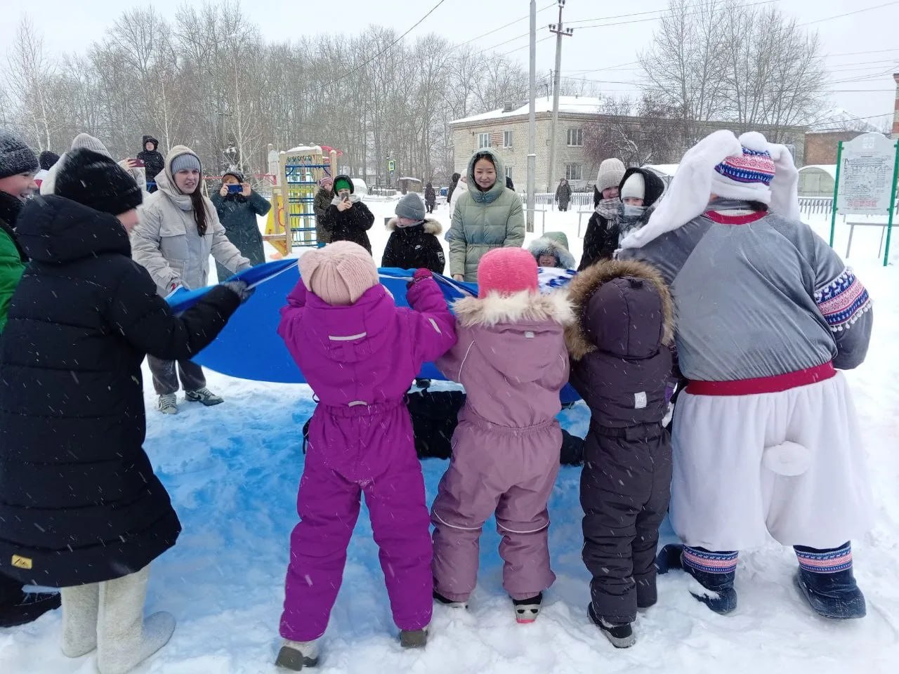 Праздник добра и веселья. Площадка у ДК «Орфей» (ул.С.Шахлина,20) ожила благодаря игровой программе «Зимняя сказка» Ребята играли, шутили, пели и танцевали Праздник добра и веселья. Площадка у ДК «Орфей» (ул.С.Шахлина,20) ожила благодаря игровой программе «Зимняя сказка» Ребята играли, шутили, пели и танцевали