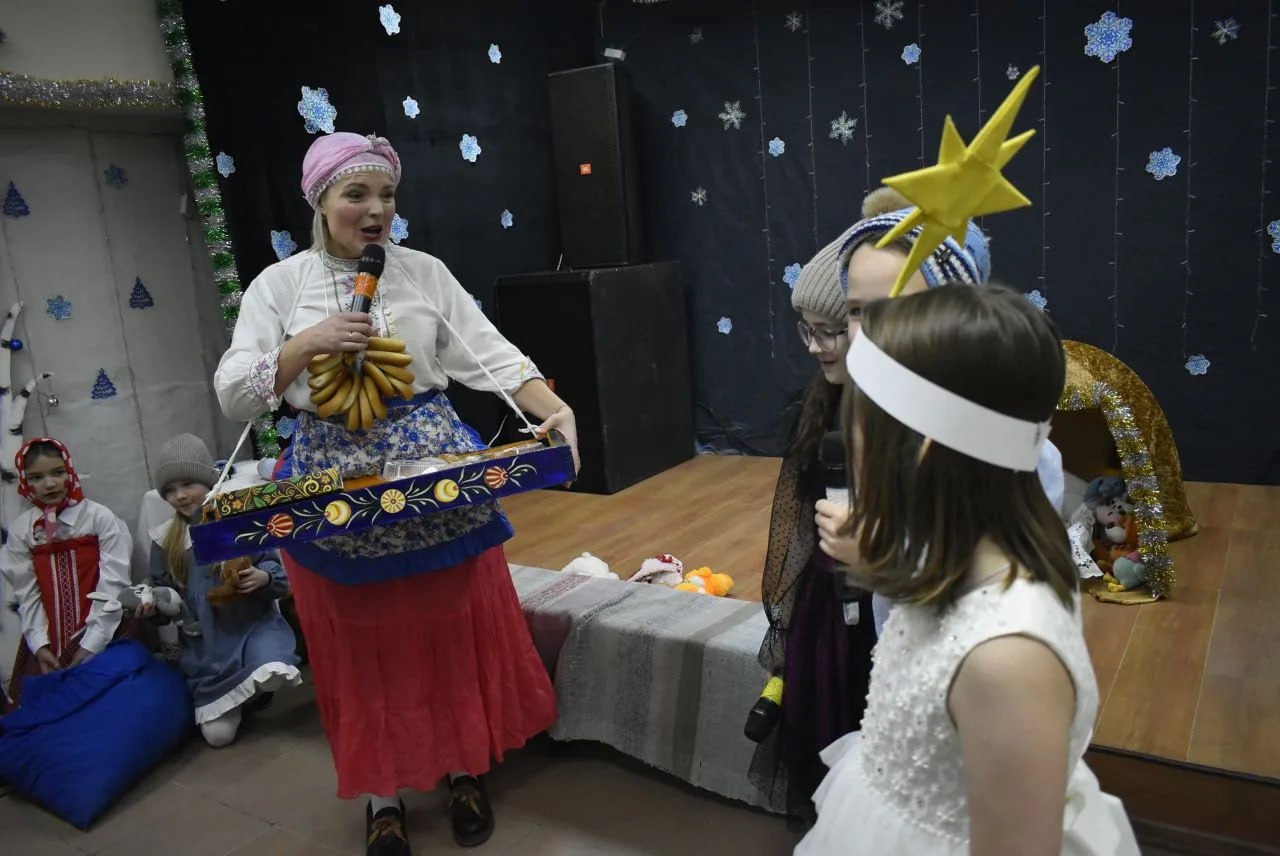 Рождественское чудо. 7 января Центр русской культуры провёл праздничную программу «Рождественская круговерть», посвящённую светлому празднику Рождества Христова Рождественское чудо. 7 января Центр русской культуры провёл праздничную программу «Рождественская круговерть», посвящённую светлому празднику Рождества Христова