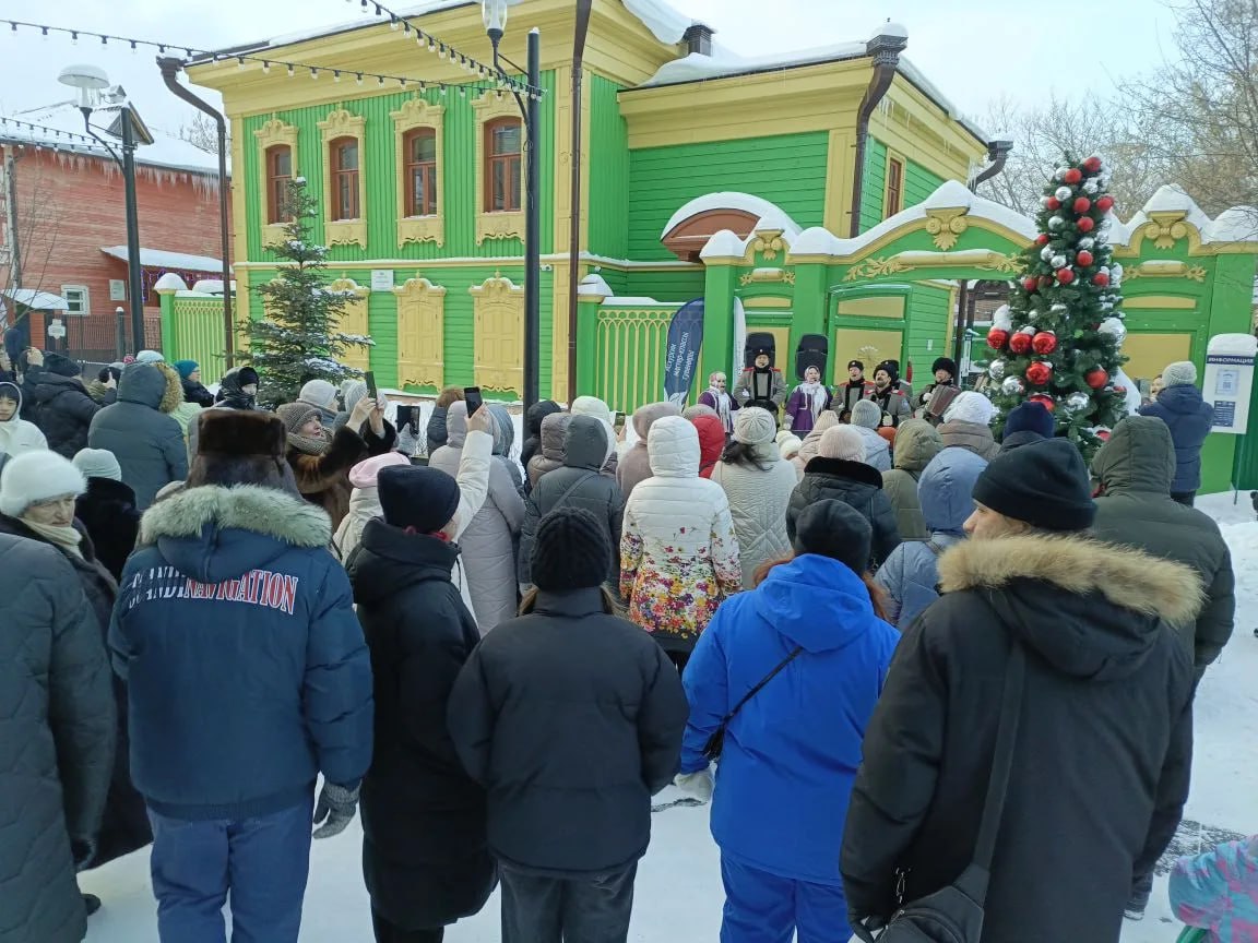 Песни, загадки и веселье. Вчера на территории Центра деревянного зодчества артисты Центра русской культуры провели тематическую программу «Рождество шагает по планете – рады взрослые и дети» Песни, загадки и веселье. Вчера на территории Центра деревянного зодчества артисты Центра русской культуры провели тематическую программу «Рождество шагает по планете – рады взрослые и дети»