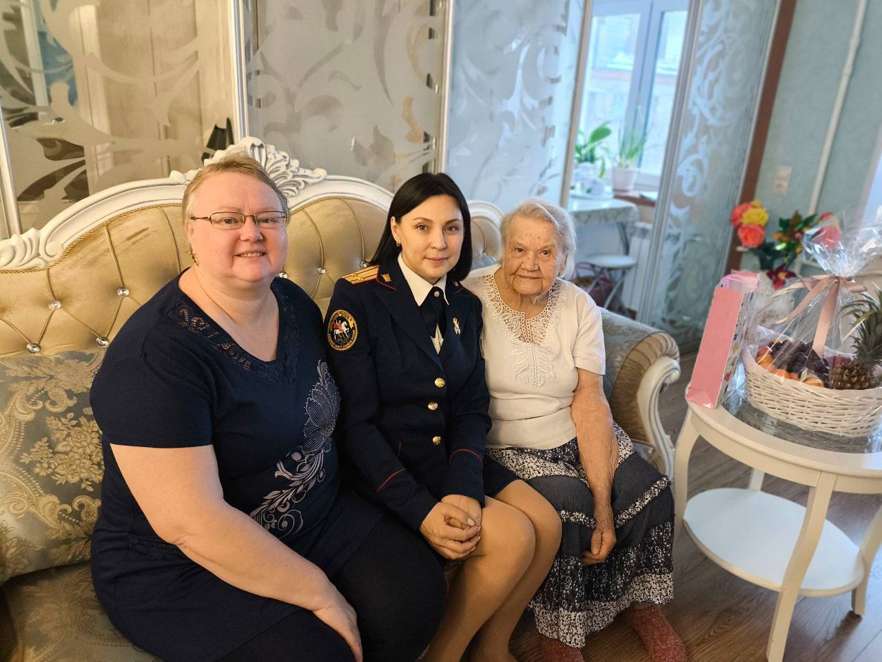 Сотрудники СУ СК России по Тюменской области поздравили ветерана Великой Отечественной войны с наступившим Новым годом и Рождеством Христовым