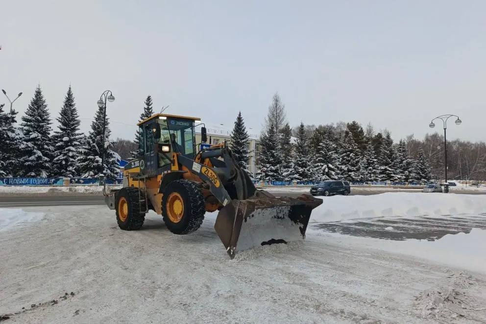 В Тобольске техника тоже выехала на улицы города — снега за новогодние праздники намело знатно В Тобольске техника тоже выехала на улицы города — снега за новогодние праздники намело знатно