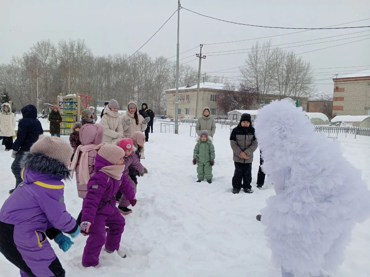 Праздник добра и веселья. Площадка у ДК «Орфей» (ул.С.Шахлина,20) ожила благодаря игровой программе «Зимняя сказка» Ребята играли, шутили, пели и танцевали Праздник добра и веселья. Площадка у ДК «Орфей» (ул.С.Шахлина,20) ожила благодаря игровой программе «Зимняя сказка» Ребята играли, шутили, пели и танцевали