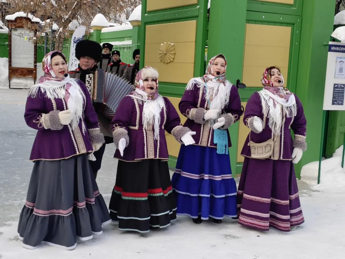 Песни, загадки и веселье. Вчера на территории Центра деревянного зодчества артисты Центра русской культуры провели тематическую программу «Рождество шагает по планете – рады взрослые и дети» Песни, загадки и веселье. Вчера на территории Центра деревянного зодчества артисты Центра русской культуры провели тематическую программу «Рождество шагает по планете – рады взрослые и дети»