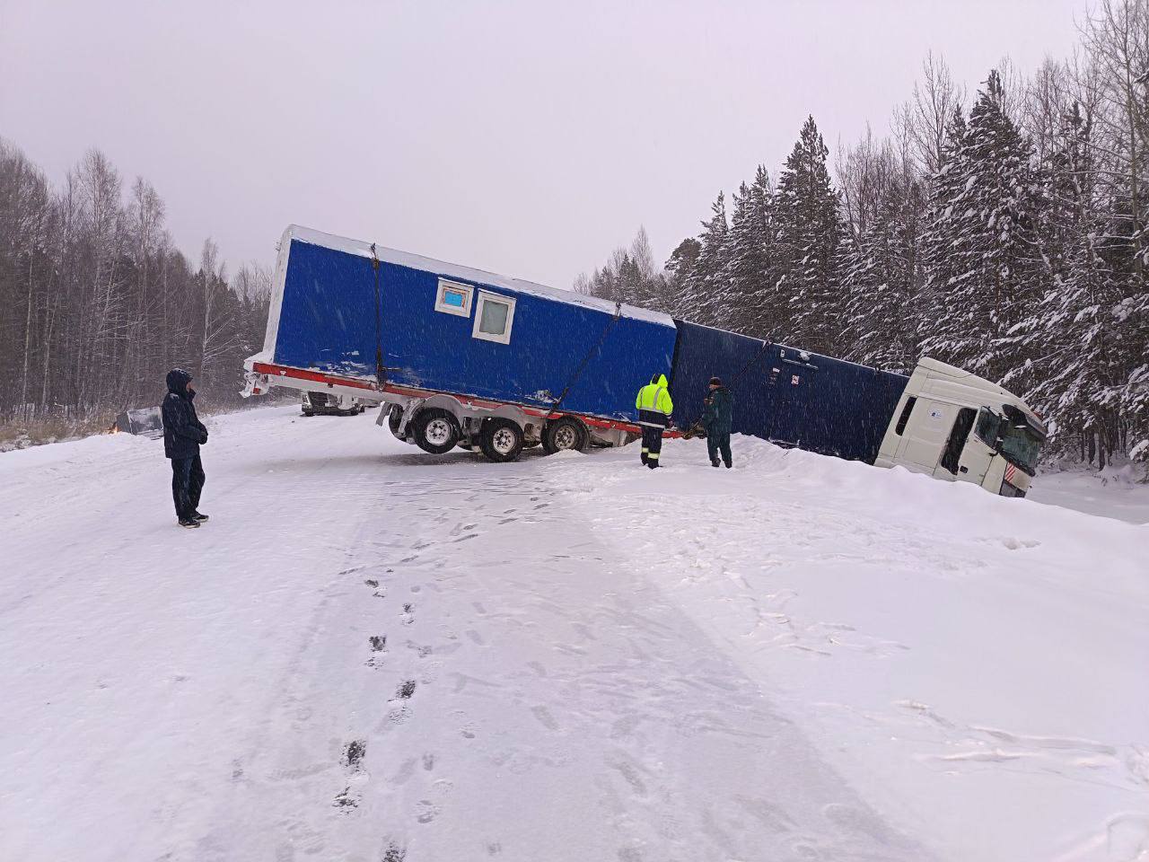 Заместитель прокурора Уватского района Александр Шихов работает на месте происшествия