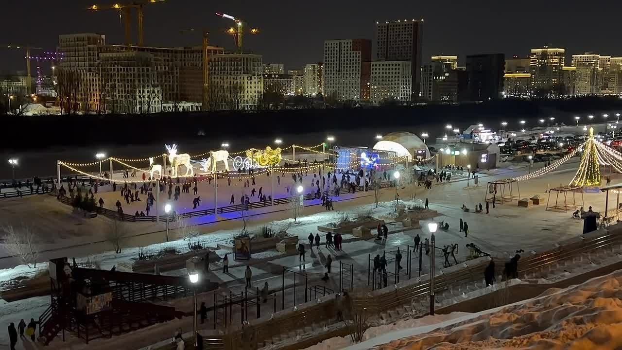 На тюменском катке у «Конторы пароходства» продолжают играть любимые и знакомые многим хиты