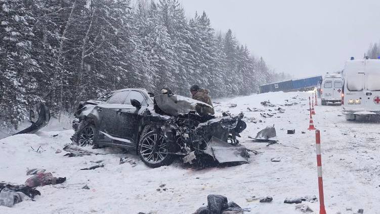 Из-за смертельной аварии полностью ограничено движение на 394-м километре трассы Тюмень-Ханты-Мансийск под Уватом Из-за смертельной аварии полностью ограничено движение на 394-м километре трассы Тюмень-Ханты-Мансийск под Уватом