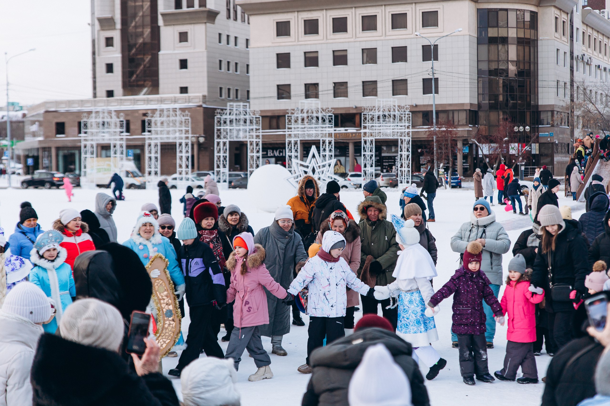 Сказка ожила: в Тюмени прошёл яркий «Забег Снегурочек»