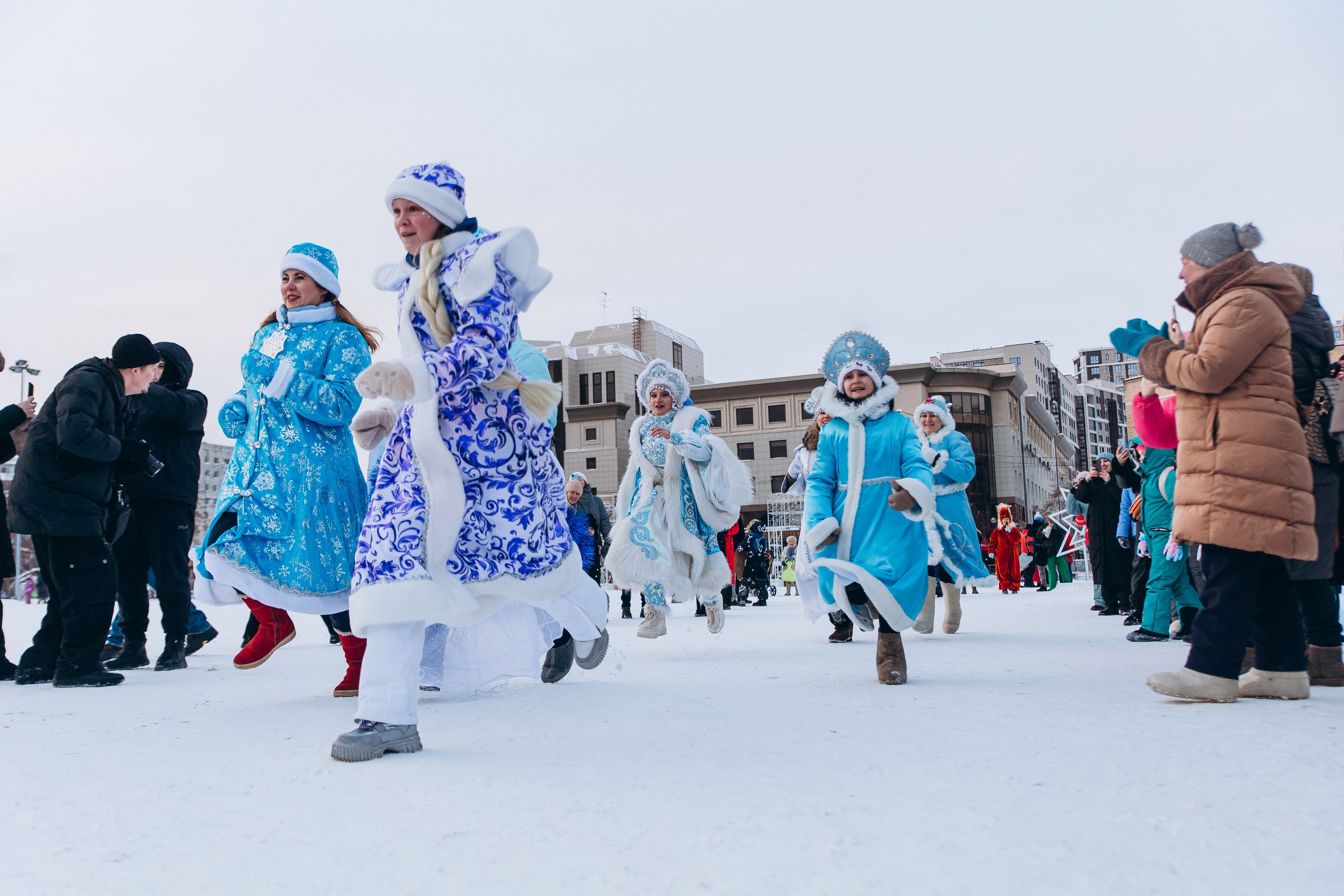 Сказка ожила: в Тюмени прошёл яркий «Забег Снегурочек» Сказка ожила: в Тюмени прошёл яркий «Забег Снегурочек»