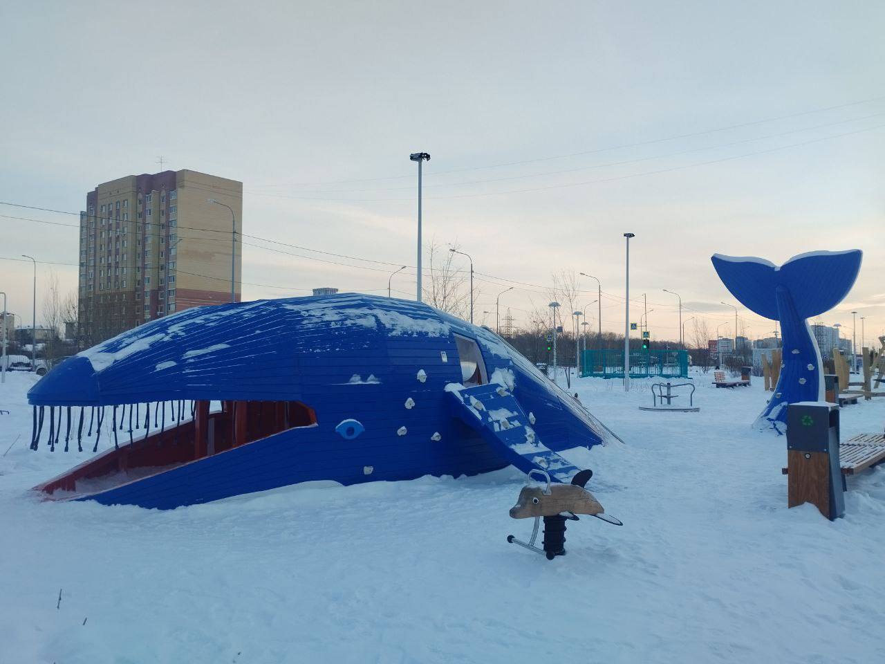 Бульвар Петра Ершова. В Тюмени появился портал в подводное царство, где ожили герои любимой сказки! Здесь вас ждёт не просто прогулка, а настоящее путешествие по морскому дну, сверкающему праздничными огнями Бульвар Петра Ершова. В Тюмени появился портал в подводное царство, где ожили герои любимой сказки! Здесь вас ждёт не просто прогулка, а настоящее путешествие по морскому дну, сверкающему праздничными огнями