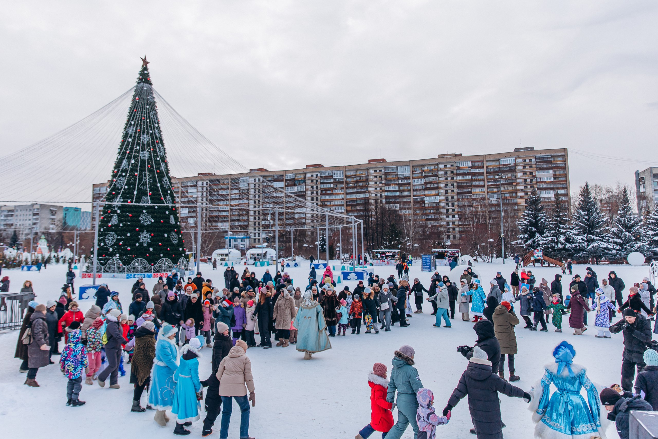 Сказка ожила: в Тюмени прошёл яркий «Забег Снегурочек» Сказка ожила: в Тюмени прошёл яркий «Забег Снегурочек»